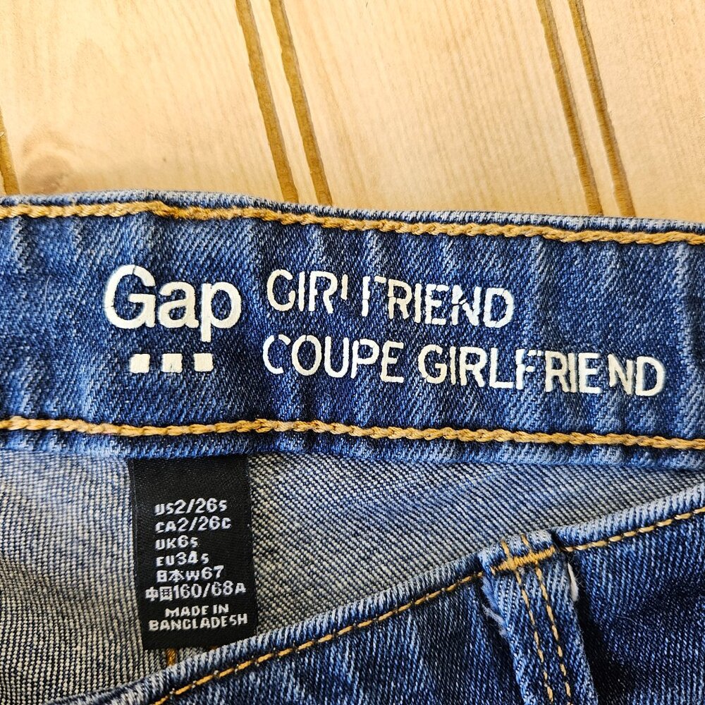 GAP Size 2 / 26s Short Girlfriend Jeans Medium Wash Mid Rise Stretch Womens - Picture 8 of 10